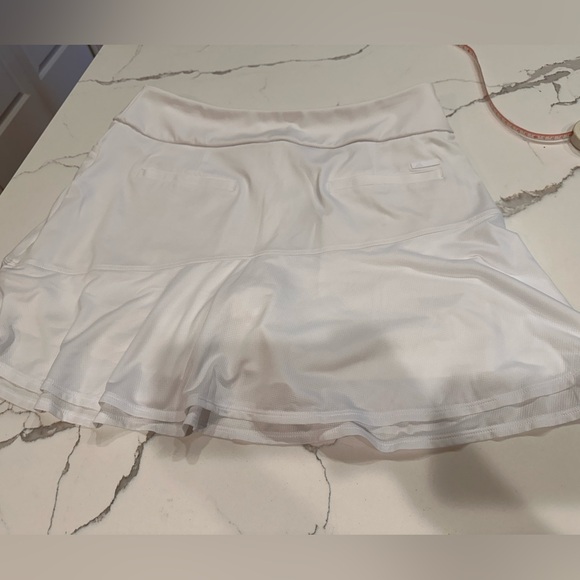 🌸 Adidas Golf/Pickleball Skirt with pockets! Size M Built in Shorts🌸 - Picture 4 of 7